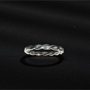 Elegant Silver Twisted Band Ring